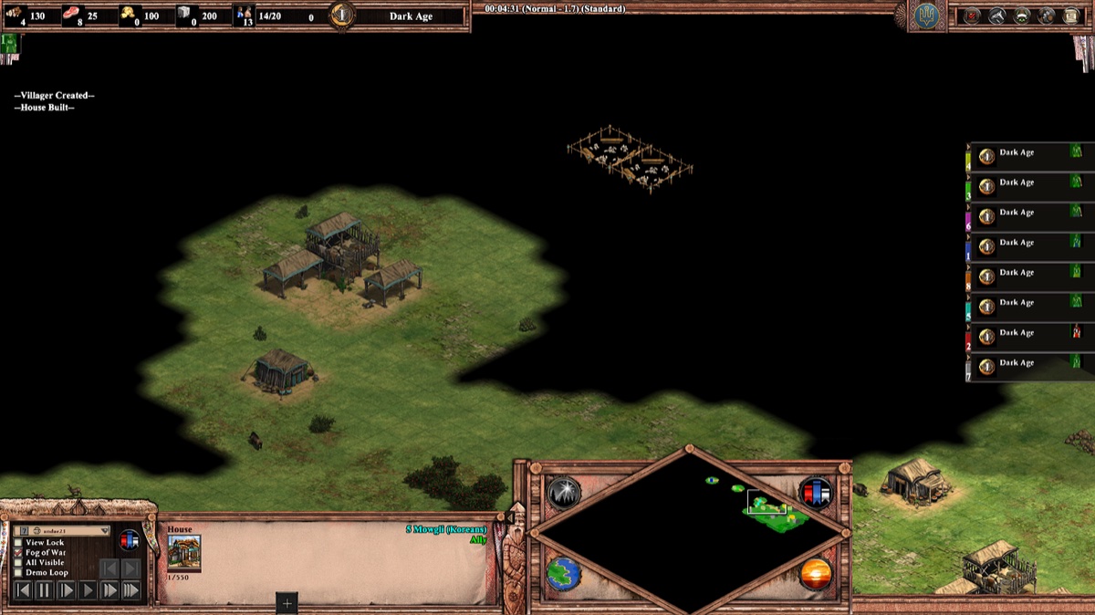 Capture d'écran d'une carte du jeu Age of Empires II. Le centre montre un terrain exploré verdoyant avec bâtiments, unités et arbres. La partie droite est entièrement noire, fog of war inexploré. Une minicarte se trouve dans le coin en bas à droite.